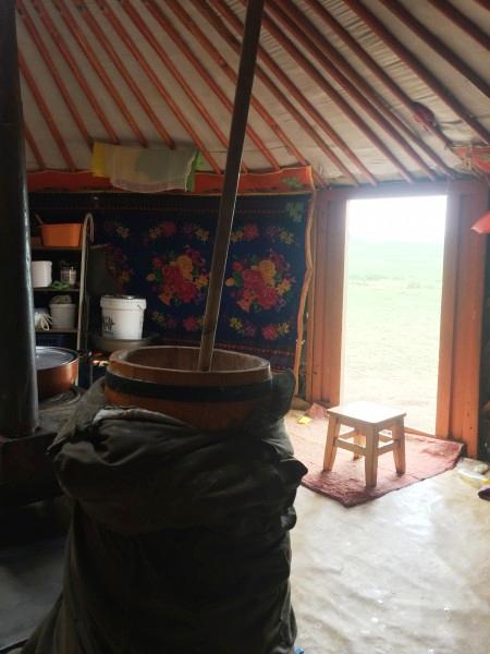 Чан с кумысом в юрте