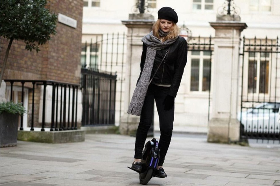 Девушка на моноколесе