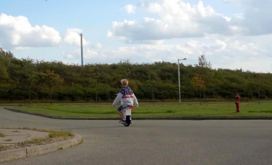 Езда сидя на моноколесе