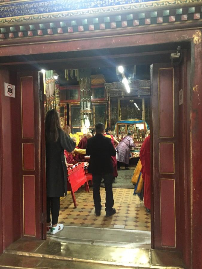 Идет молебен. Внутри снимать нельзя