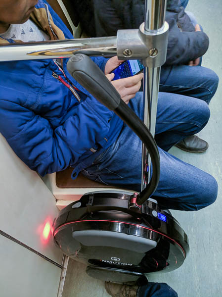 Inmotion V10 стоит в метро