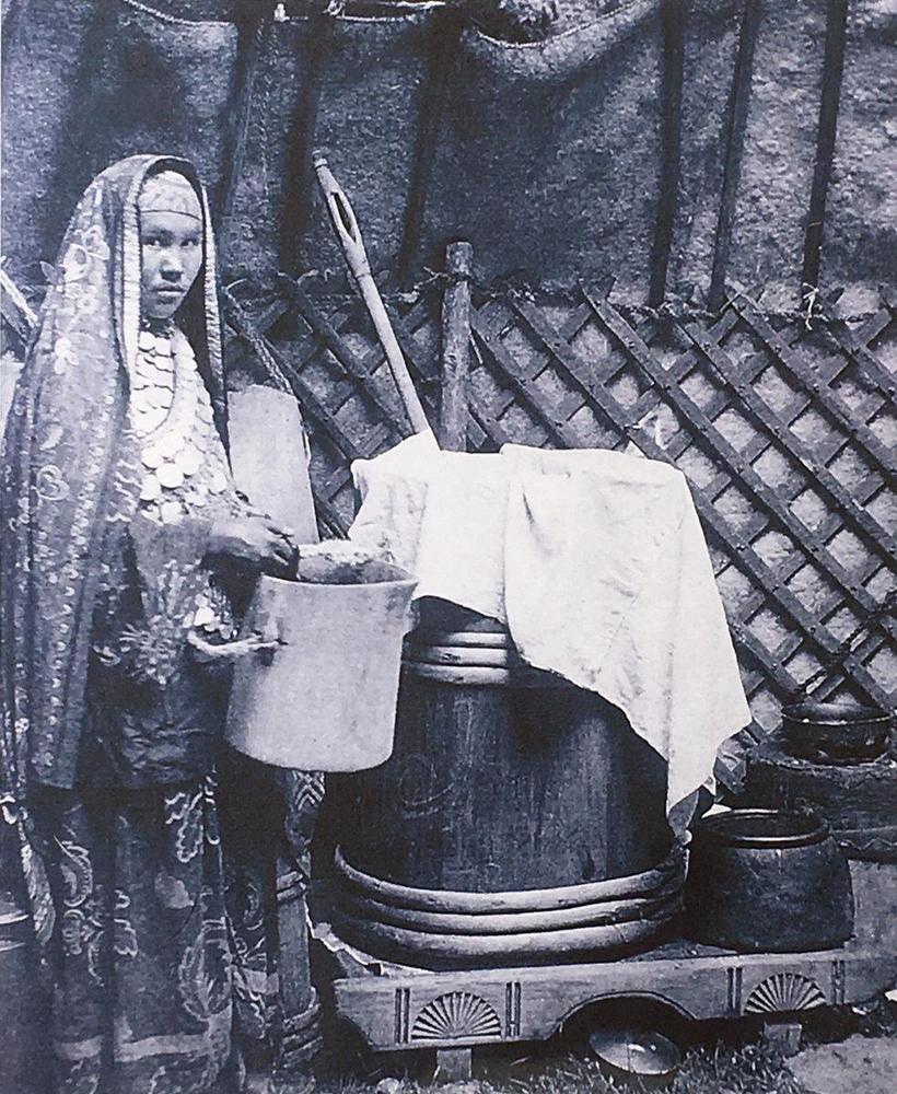 Историческое фото внутри юрты