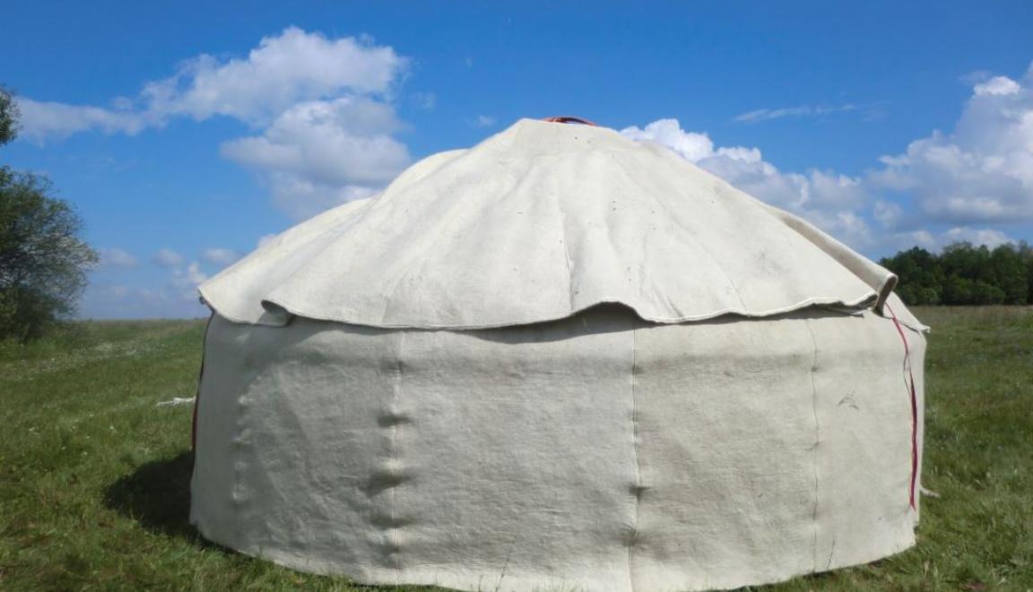 Крыша покрывается войлоком