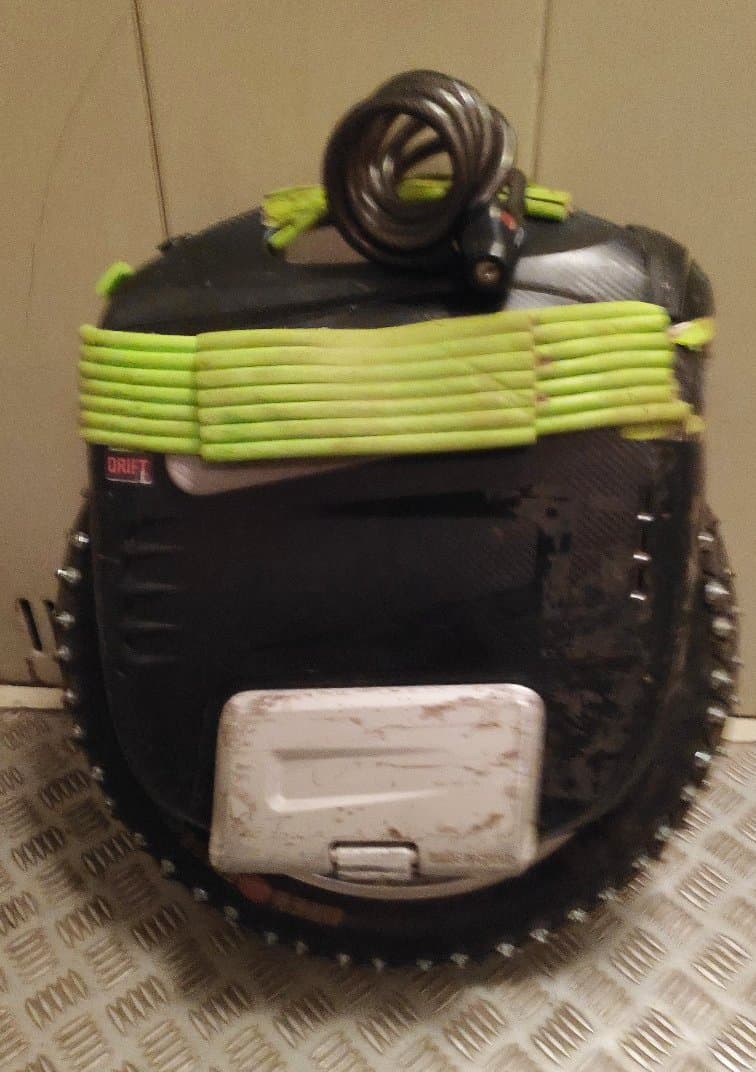 Мсупер Икс с шипованной резиной