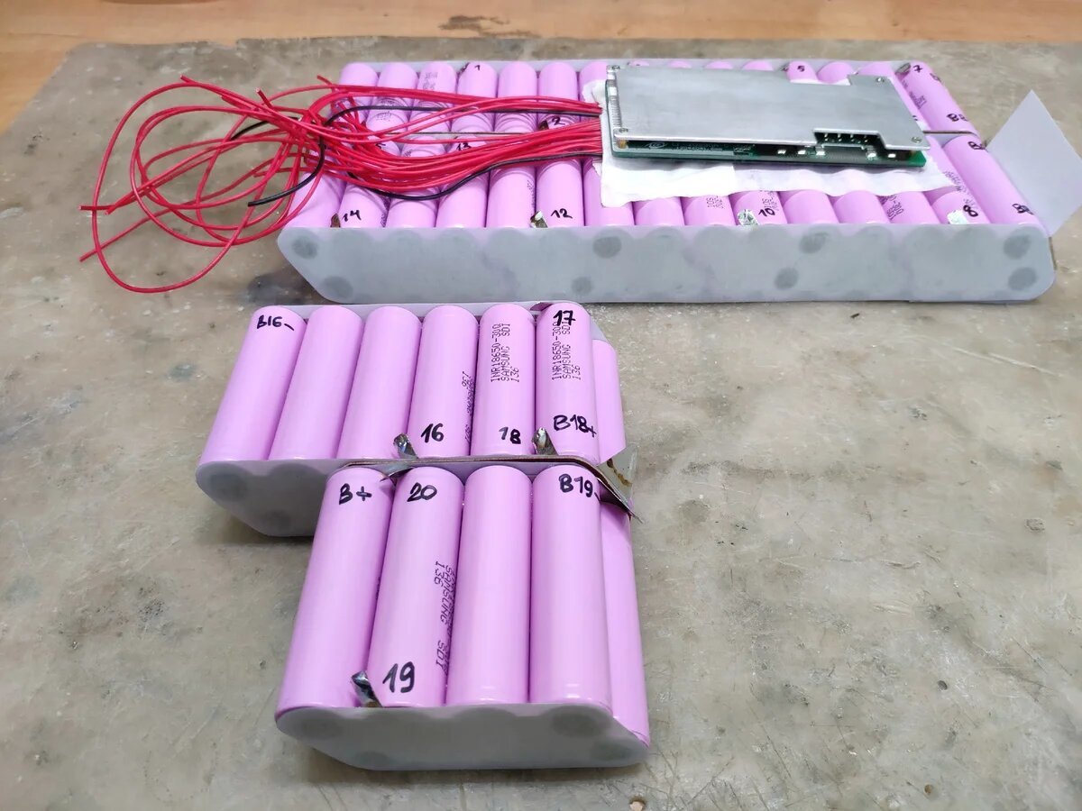 Наклеиваем изоляторы