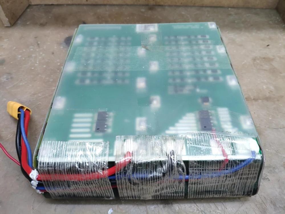 Наклеиваем верхний изолятор