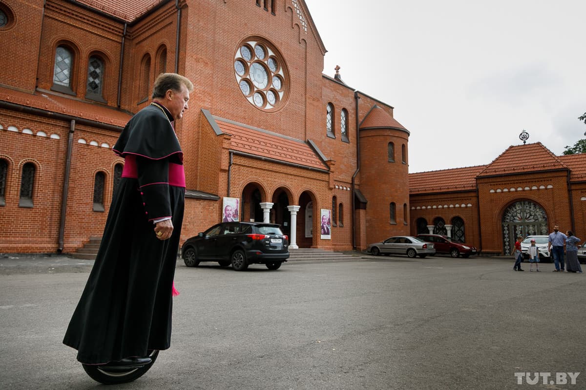 Настоятель на моноколесе