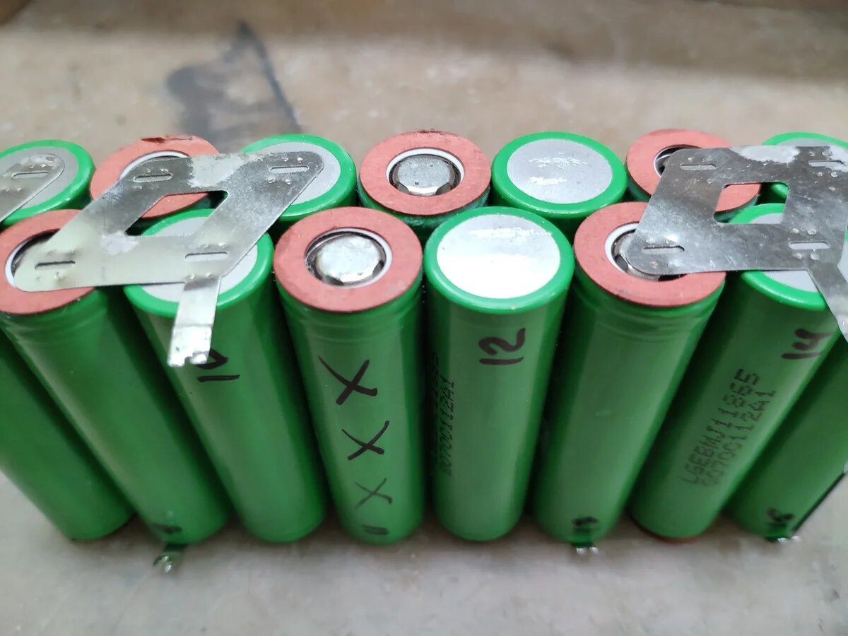 Отрываем контактные пластины