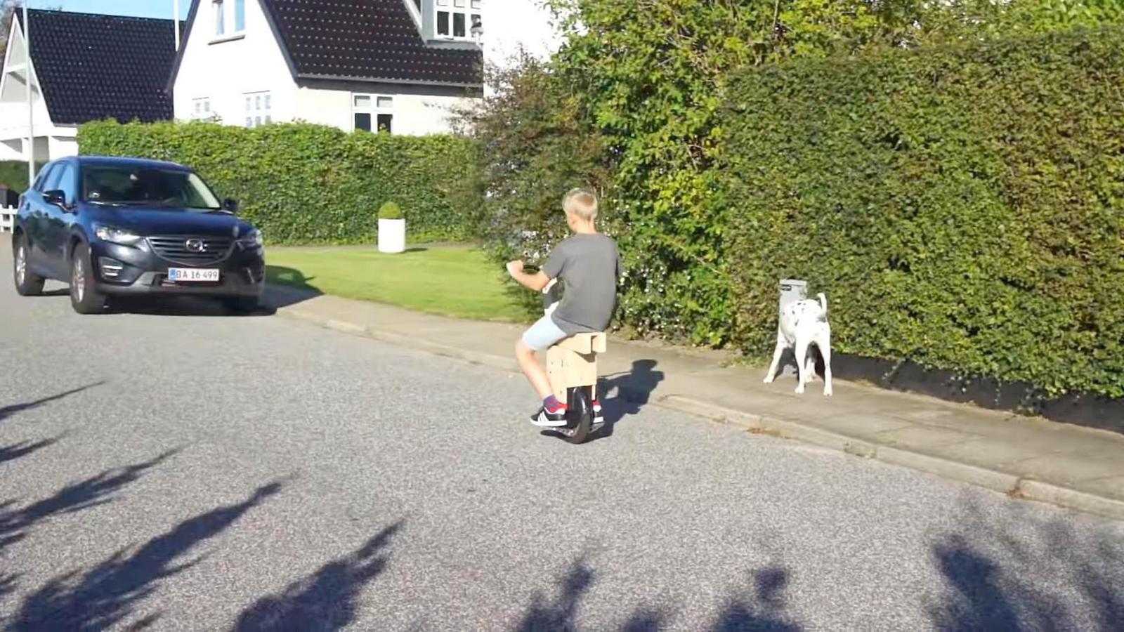 Первая поездка на моноколесе с рулем и сиденьем