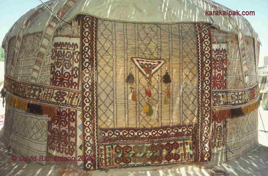 Победитель конкурса на лучшую юрту в Мойнаке 2004 года