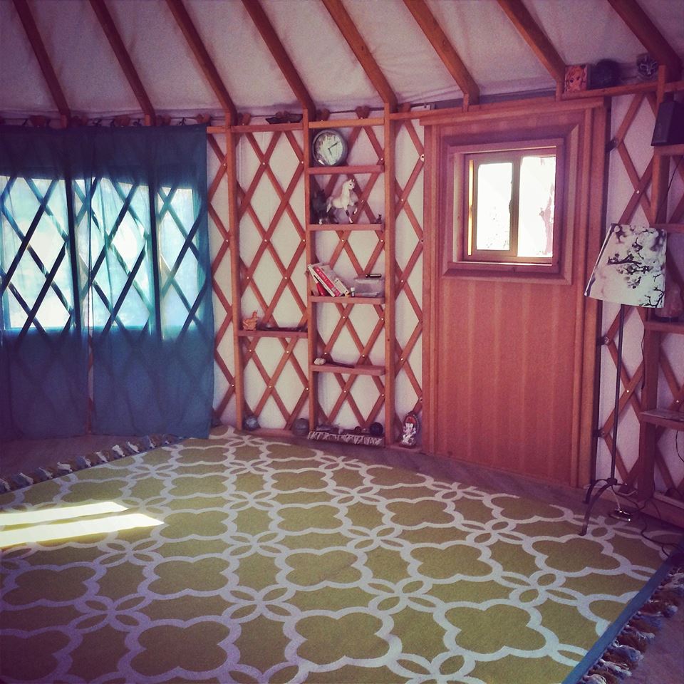 Полки рядом с дверью