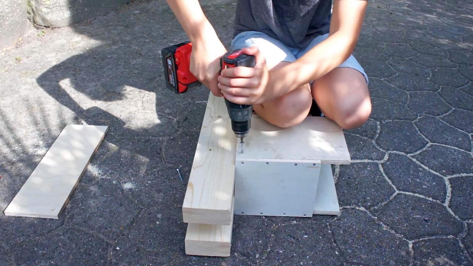 Прикручиваем крышку саморезами к корпусу