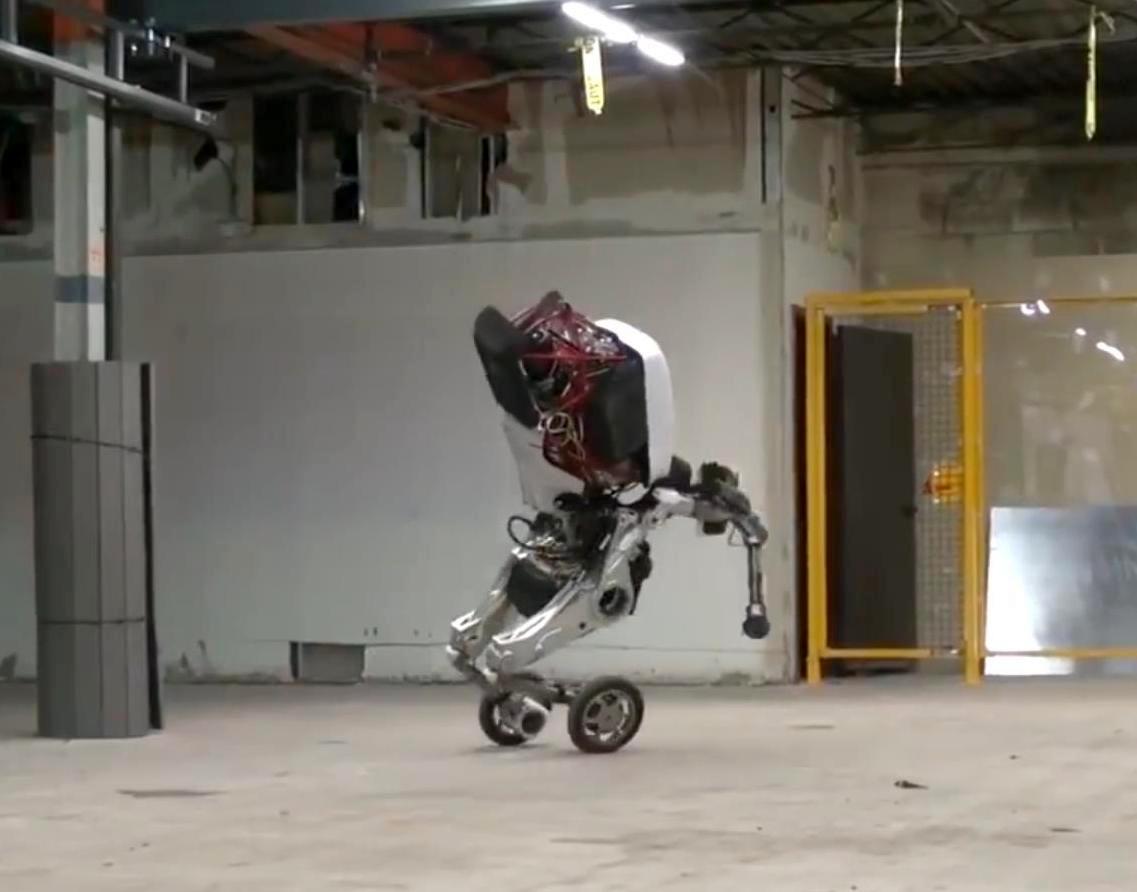 Робот на моноколесах