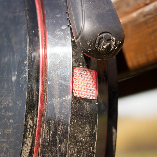 Ручка в пыли и грязи