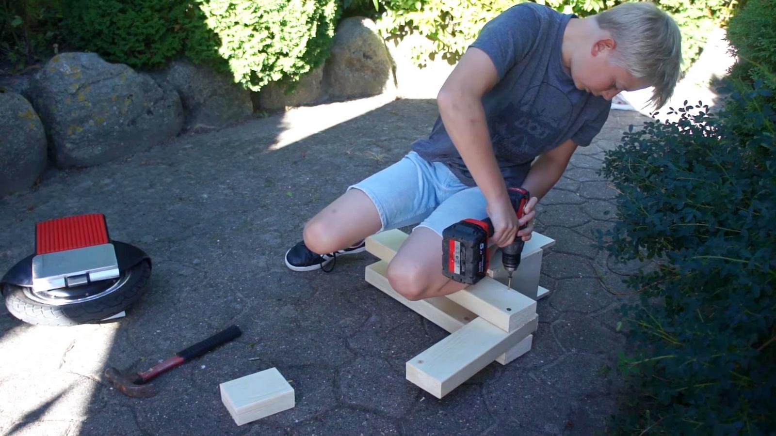 Скрепляем рулевую стойку для моноколеса