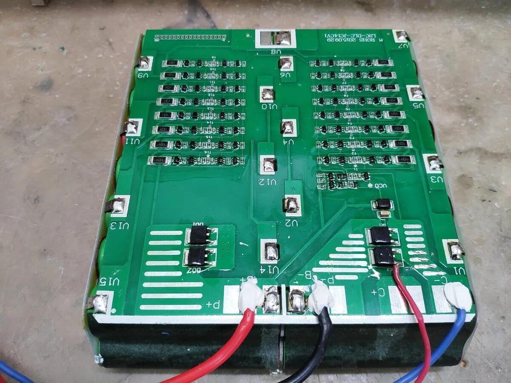 Ставим плату BMS на место