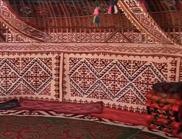 Стены и пол юрты