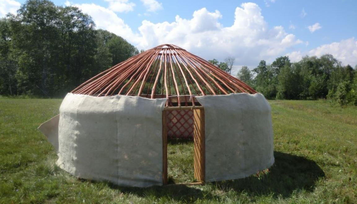 Стены покрываются войлоком