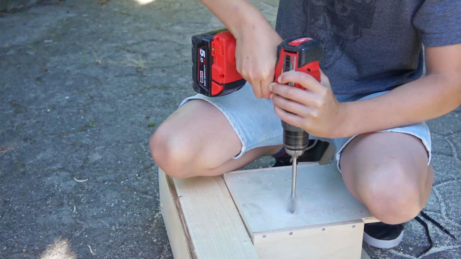 Сверлим отверстие в корпусе