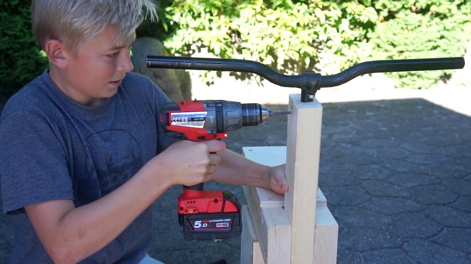 Сверлим отверстие в стойке руля