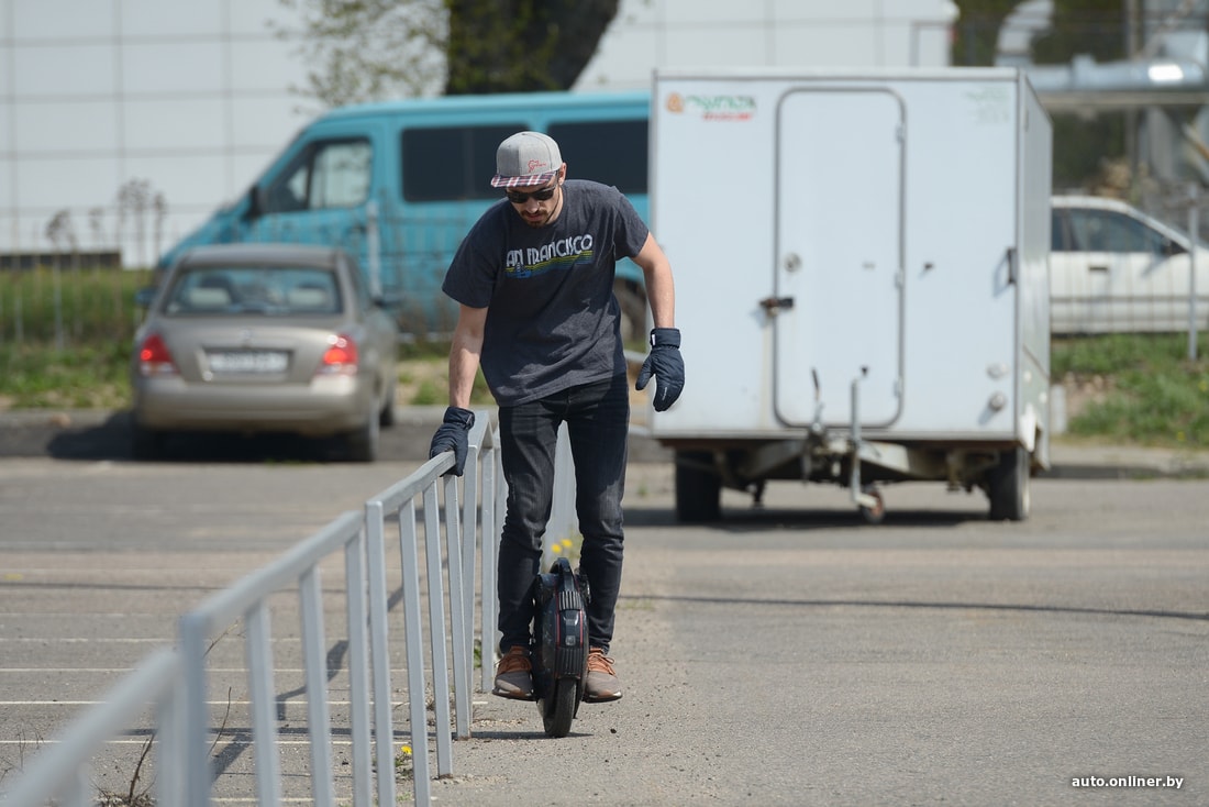 Учится от заборчика