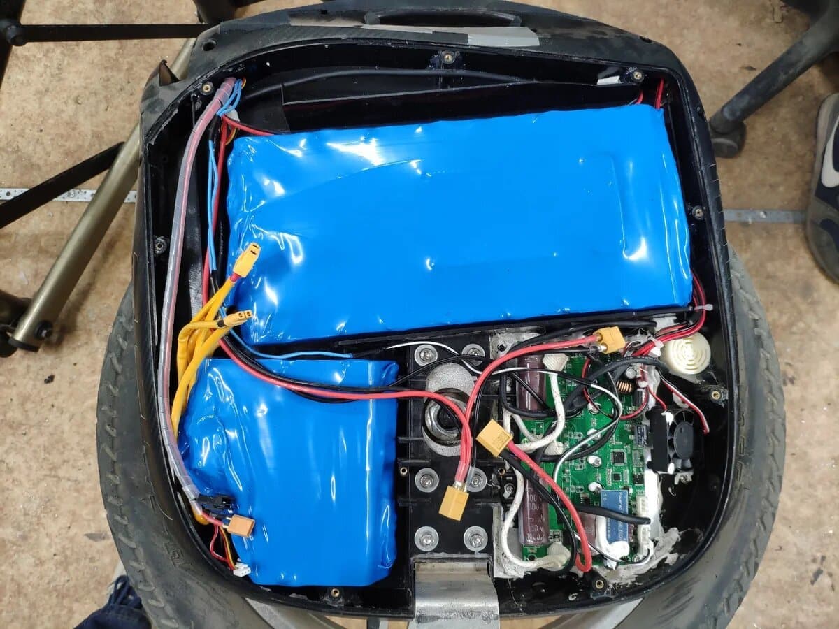 Устанавливаем батарею в корпус