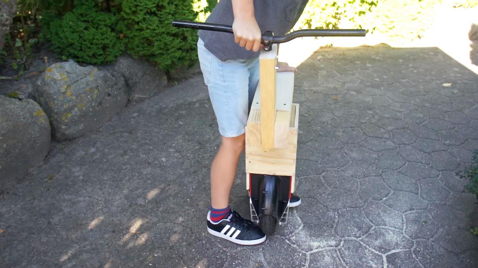 Устанавливаем сиденье с рулем на моноколесо