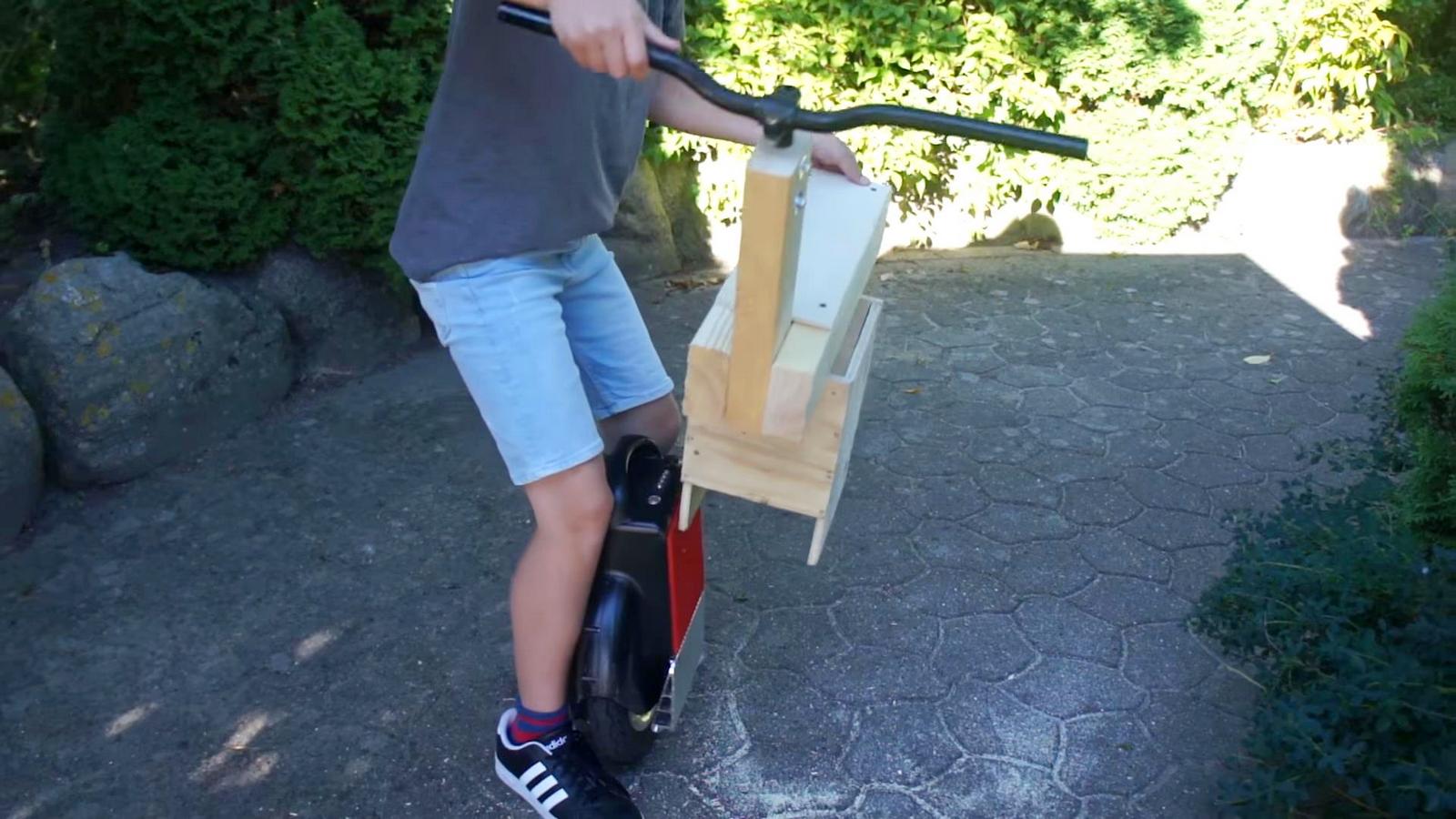 Устанавливаем сиденье с рулем на моноколесо