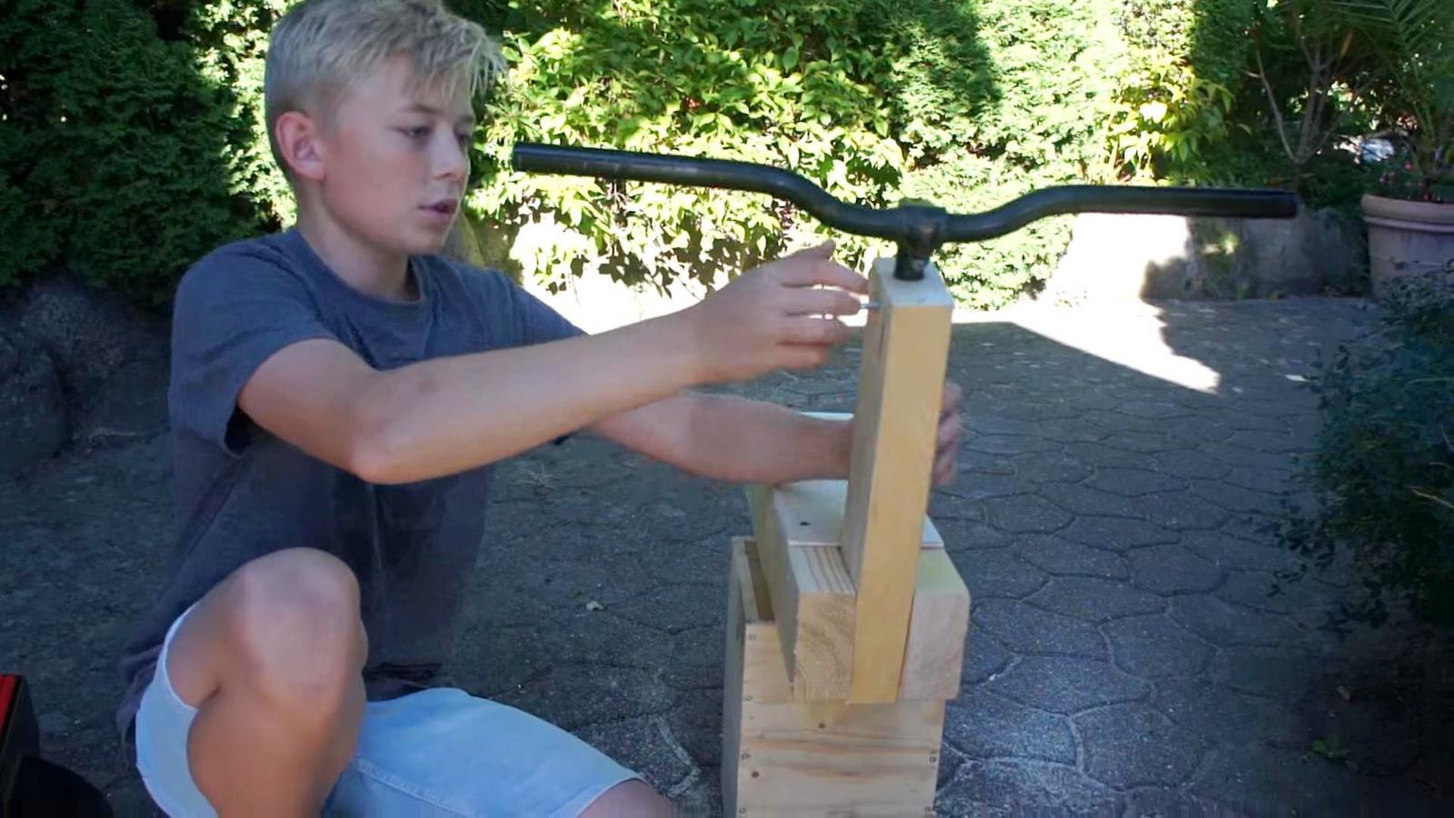 Вкручиваем болты в получившиеся отверстия