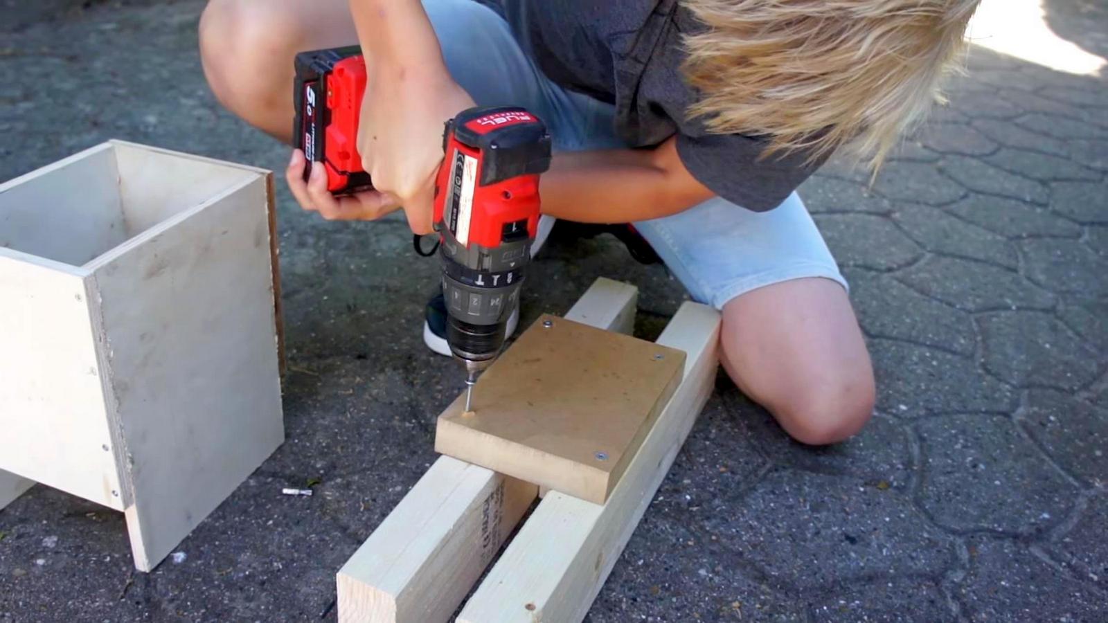 Вкручиваем саморез