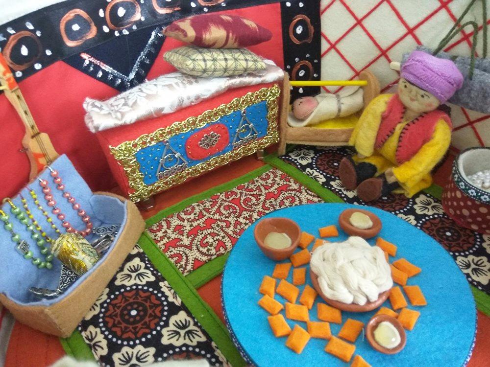 Внутри юрты есть все, что должно быть в юрте: сундуки, колыбель для младенца, куклы — жители