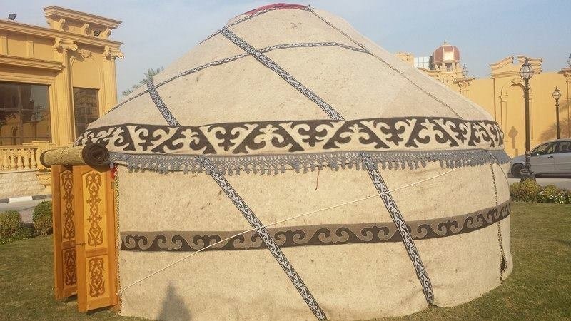 Юрта установлена по случаю национального праздника Катара, на который приглашено очень большое количество гостей