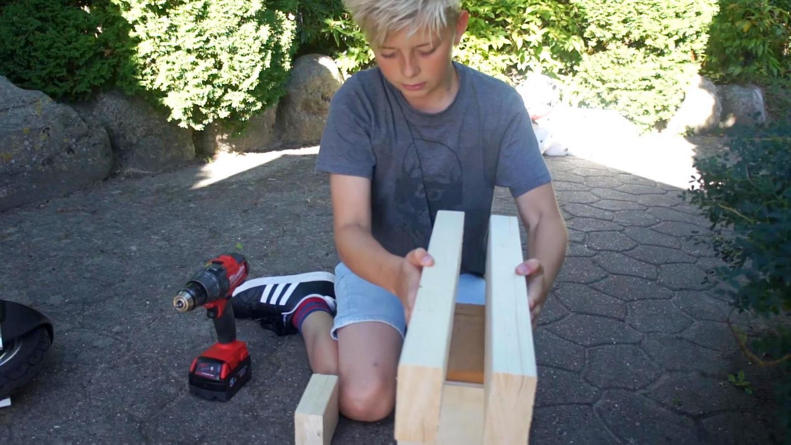 Закрепляем крышку