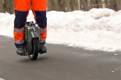 Дворник на моноколесе