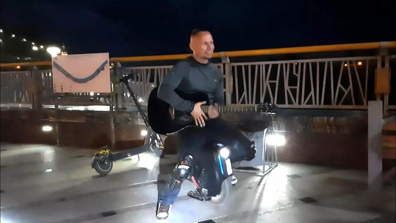 На моноколесе можно играть на гитаре на ходу!