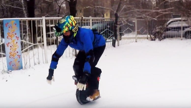 На моноколесе по выпавшему снегу