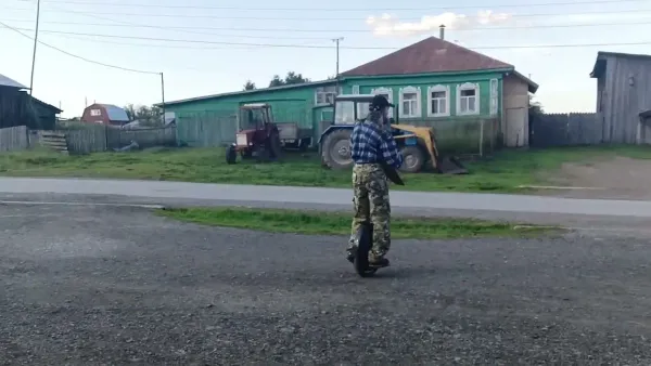 Балалаечник на моноколесе в деревне Уфа-Шигири