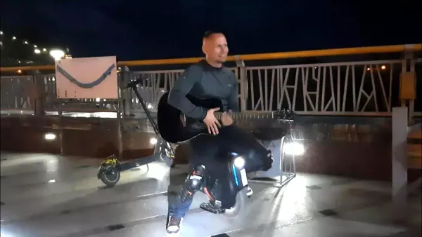 На моноколесе можно играть на гитаре на ходу!