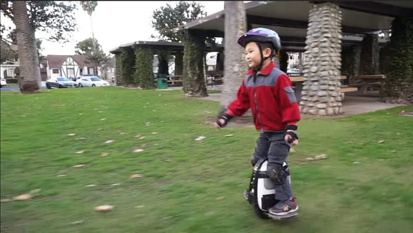 Пятилетний мальчик на моноколесе